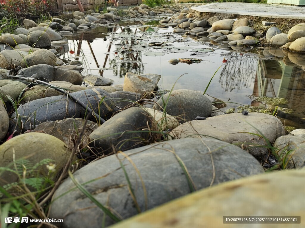 溪边圆润鹅卵石景观