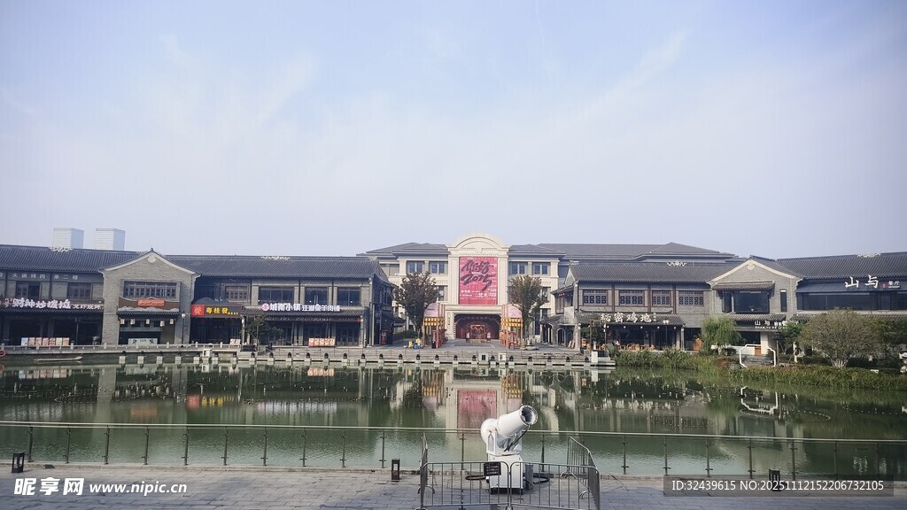 中式建筑前的水景风光