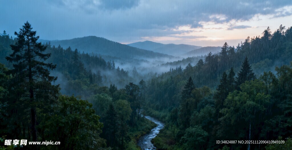 山间晨雾中的蜿蜒小路