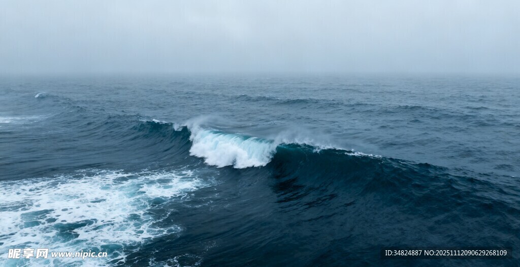 海上翻涌的壮观波浪