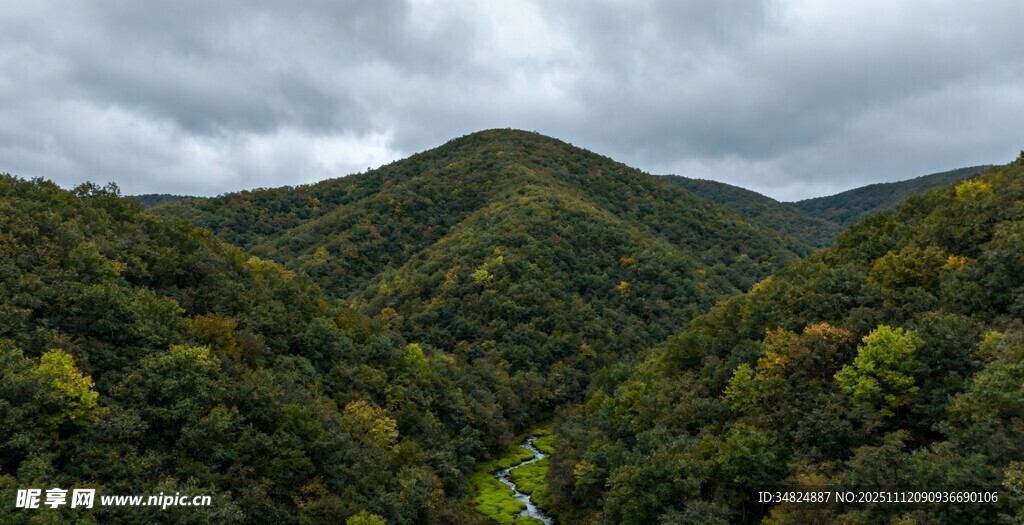 山峦叠翠的秋日山林景色