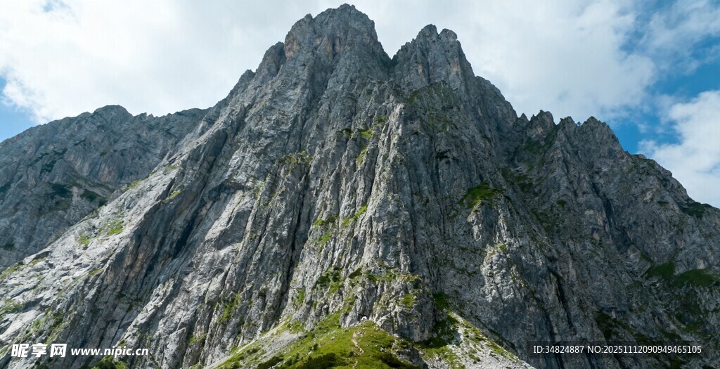 巍峨峻峭的壮丽山峰