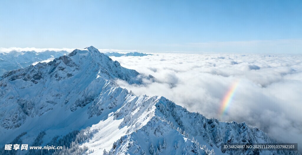 雪山之巅现绚丽彩虹