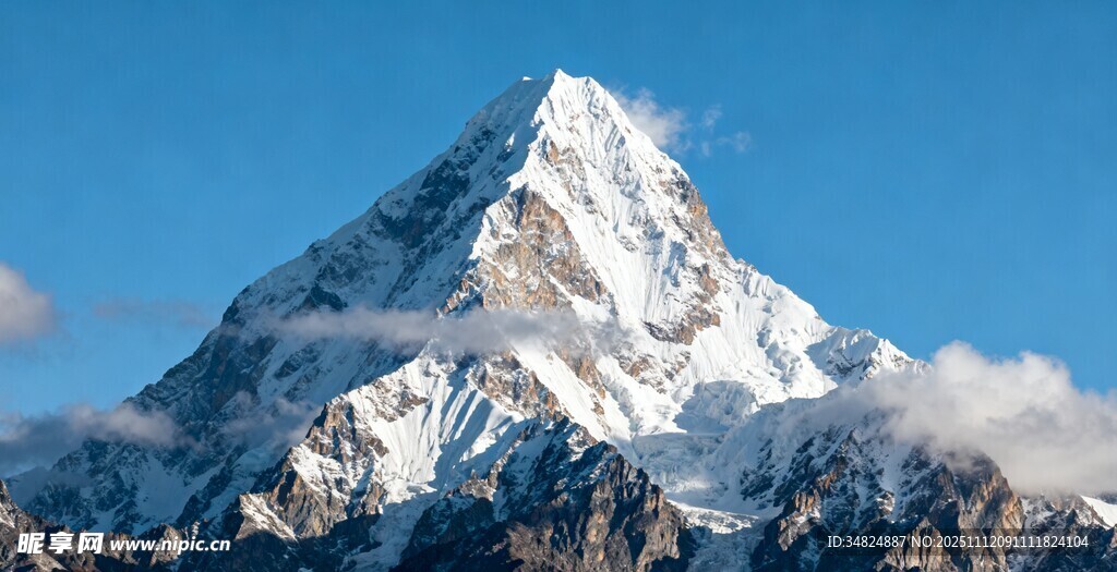 巍峨雪山尽显壮丽之美