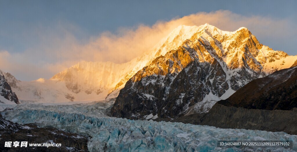 日照金山下的壮丽雪山景观