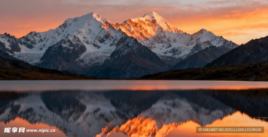 壮丽雪山湖畔的绝美日落