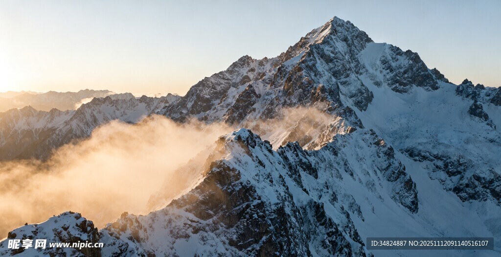 壮丽雪山日出美景