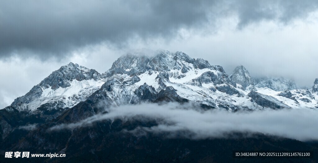 云雾缭绕的雪山美景