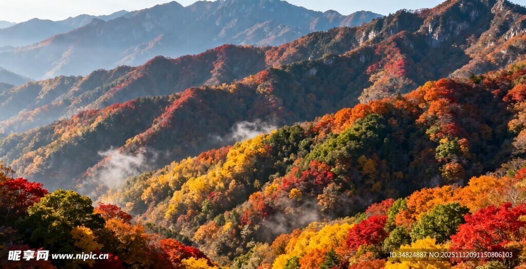 秋日山峦斑斓美景