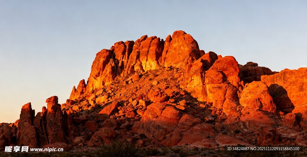 夕阳下的红色岩石景观