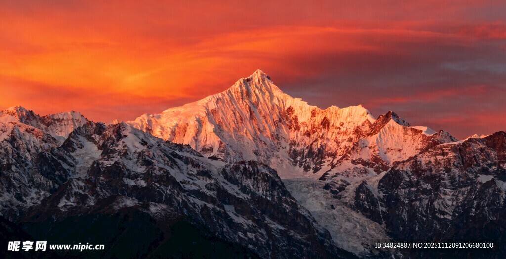 壮丽雪山映绚烂晚霞