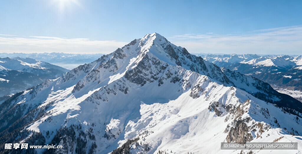巍峨雪山壮丽自然景观