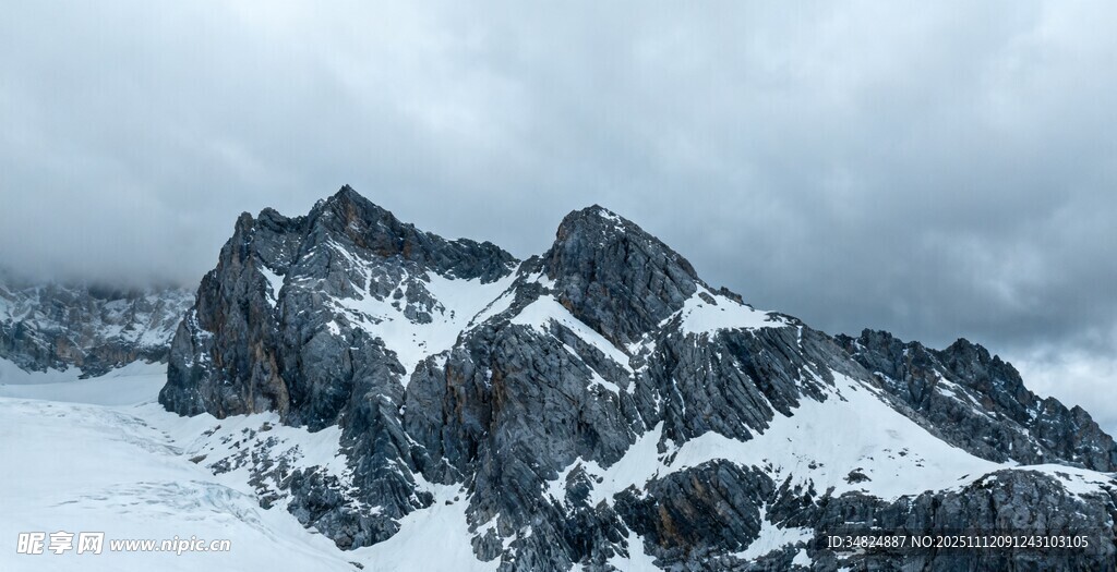巍峨雪山壮丽景致