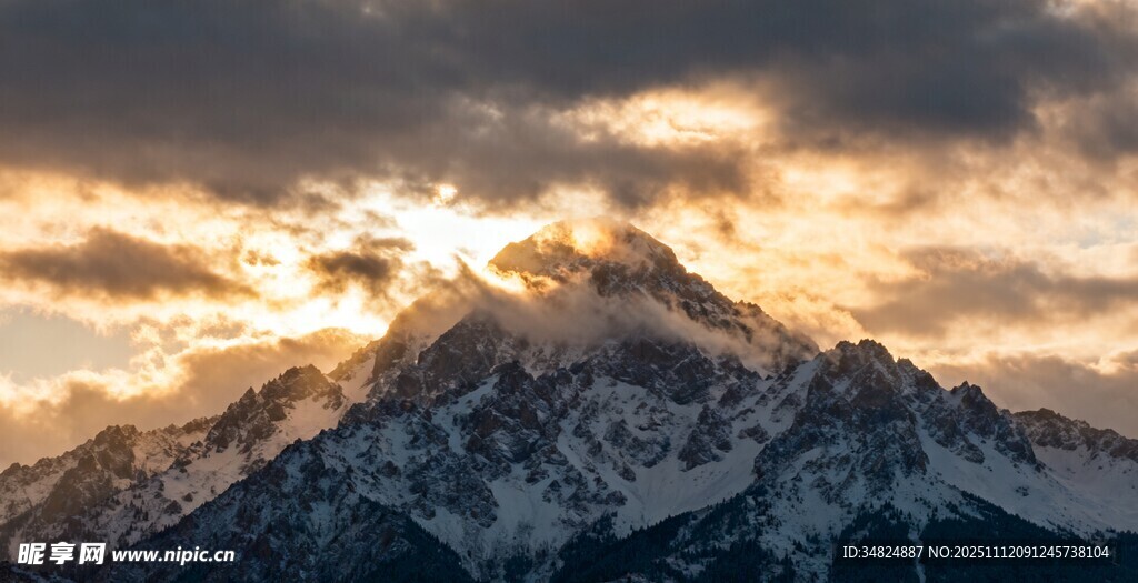 雪山日出壮丽美景