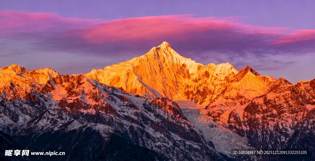 壮丽雪山日出美景