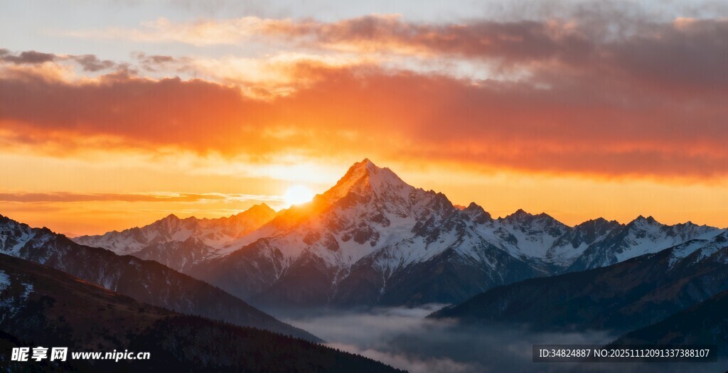 壮丽雪山日出美景