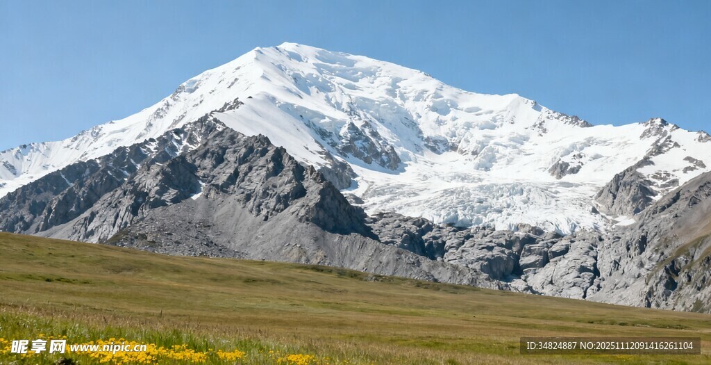 雪山下的草原风光