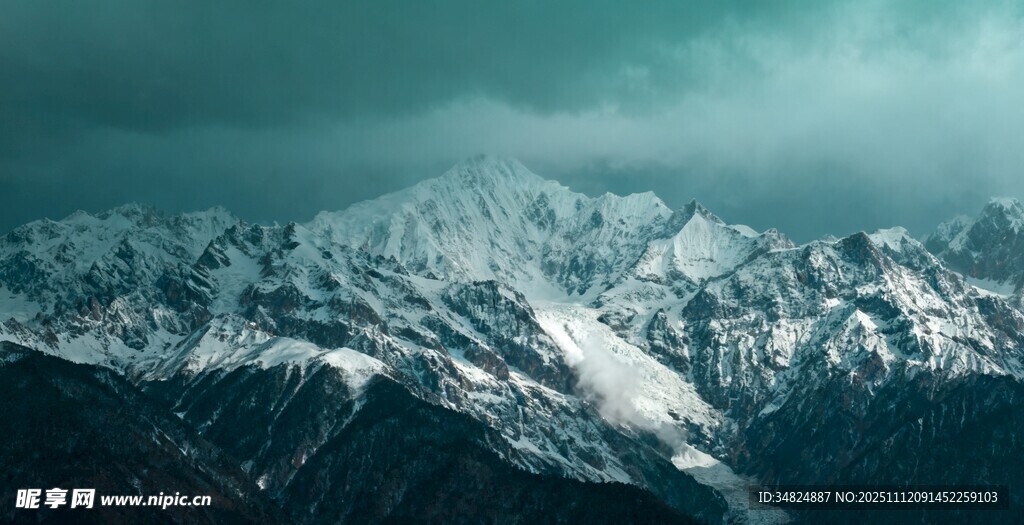 壮丽雪山景观