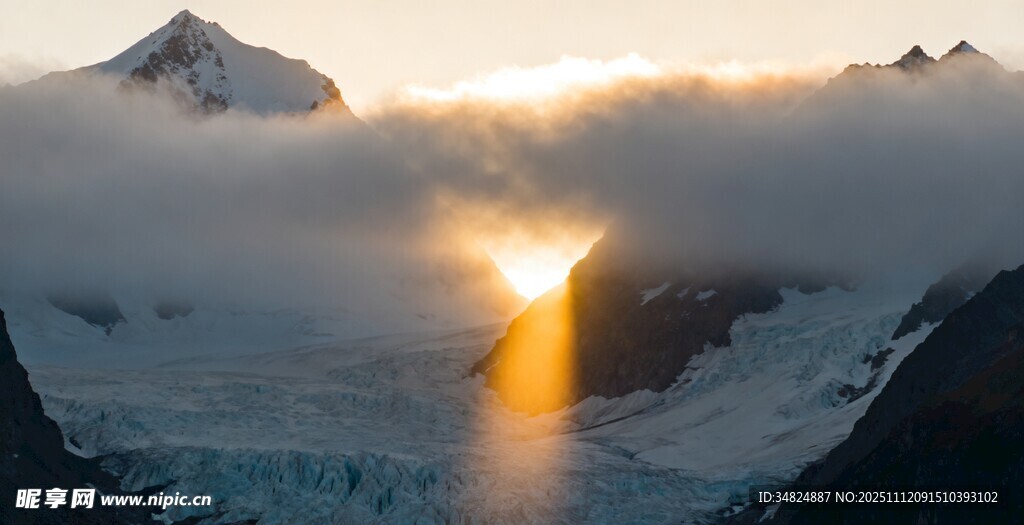 雪山云海间的壮丽日出