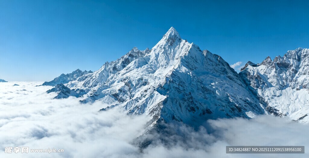 巍峨雪山云海间