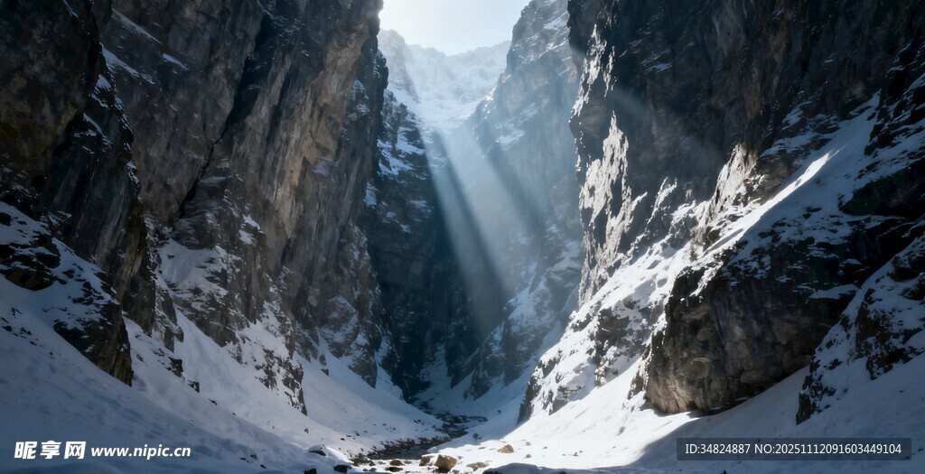雪山峡谷间的神圣光束