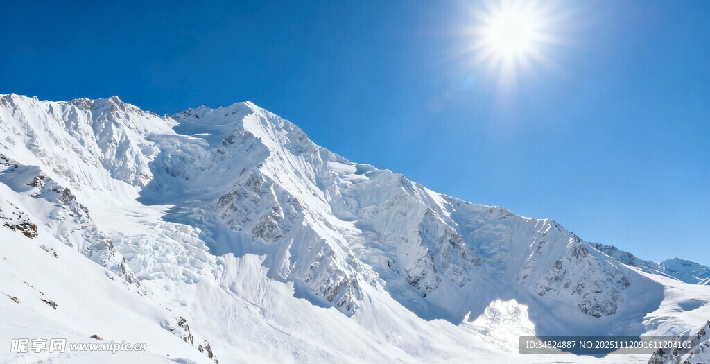 雪山蓝天耀眼日光映照