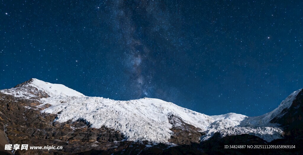 雪山夜空下的璀璨星河