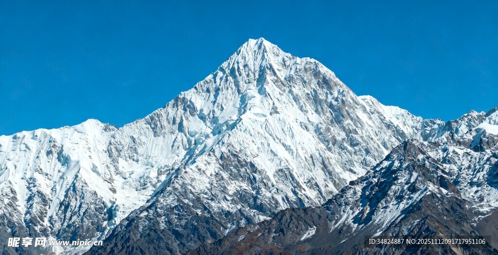 巍峨雪山壮丽景致