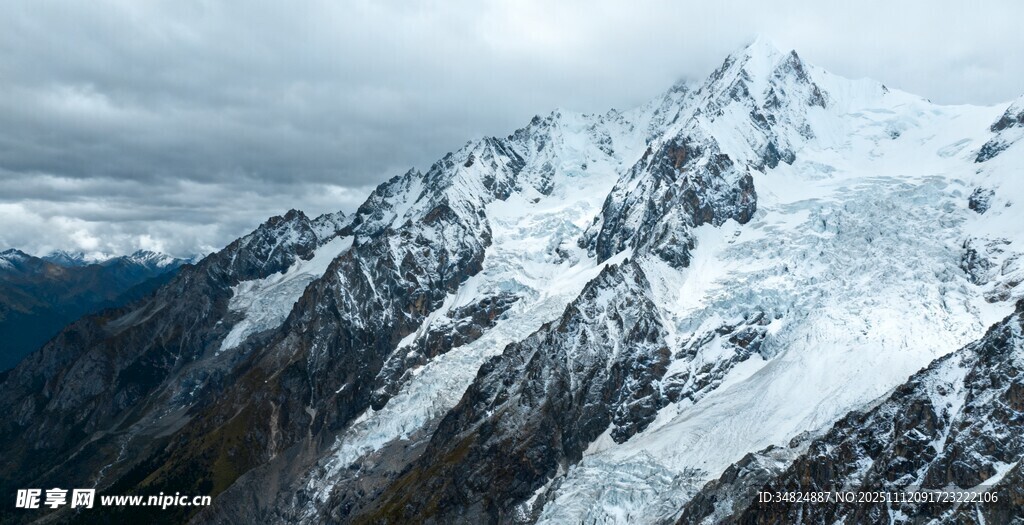 巍峨雪山壮丽景观