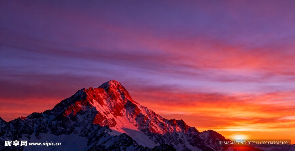 壮丽雪山日落美景