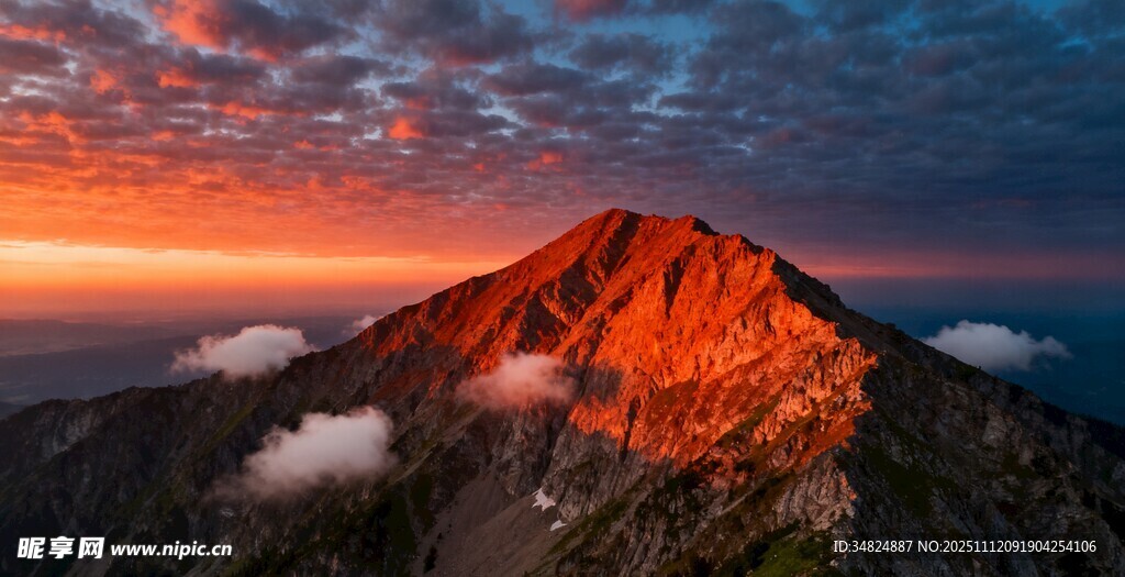 日出下的壮丽火山景观
