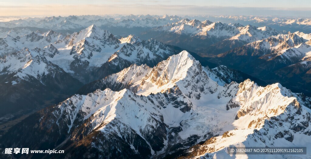 壮丽雪山航拍美景