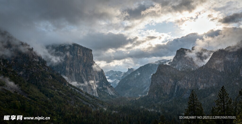 壮丽山谷云雾缭绕美景