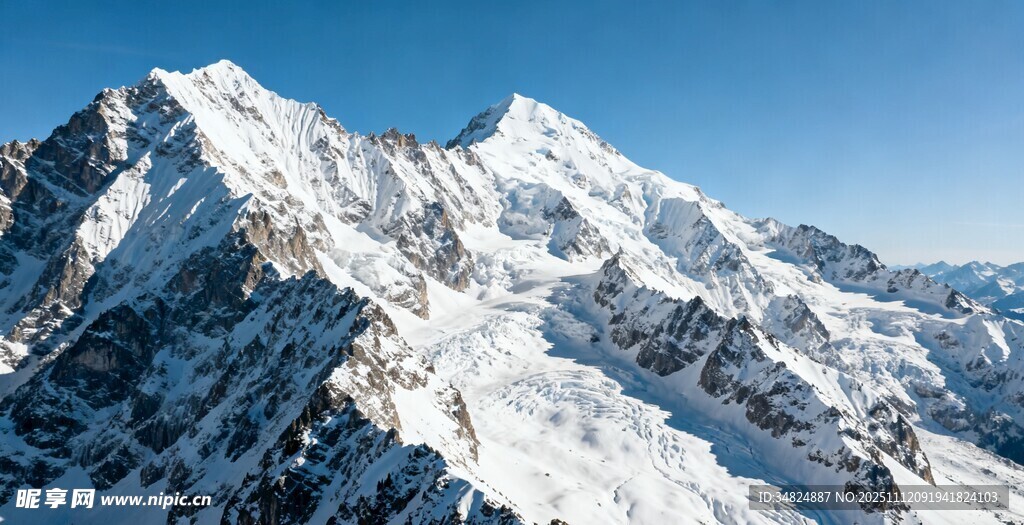 巍峨雪山壮丽景致