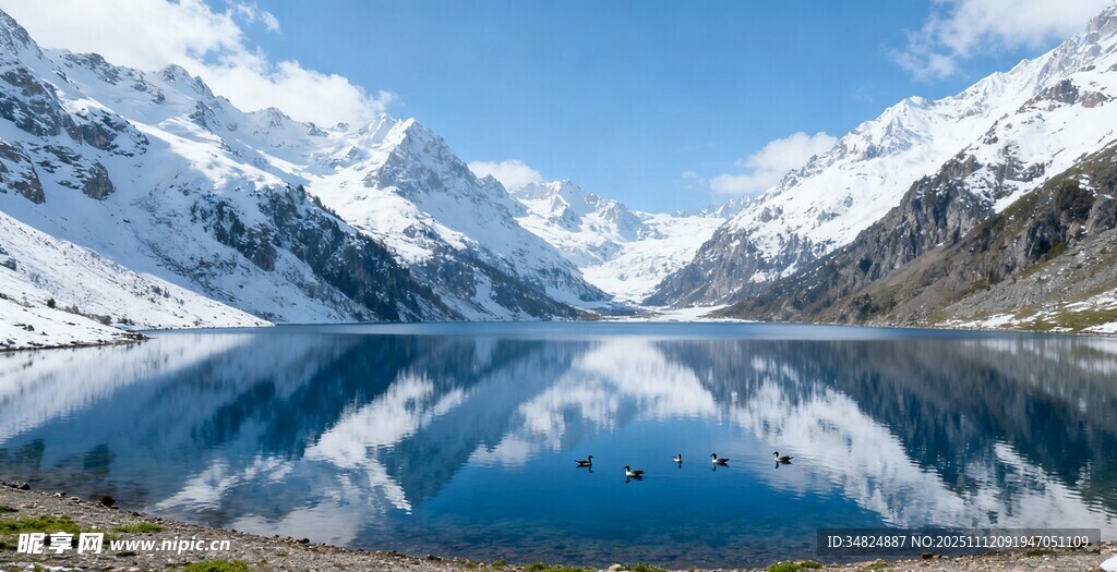 雪山下的静谧湖泊