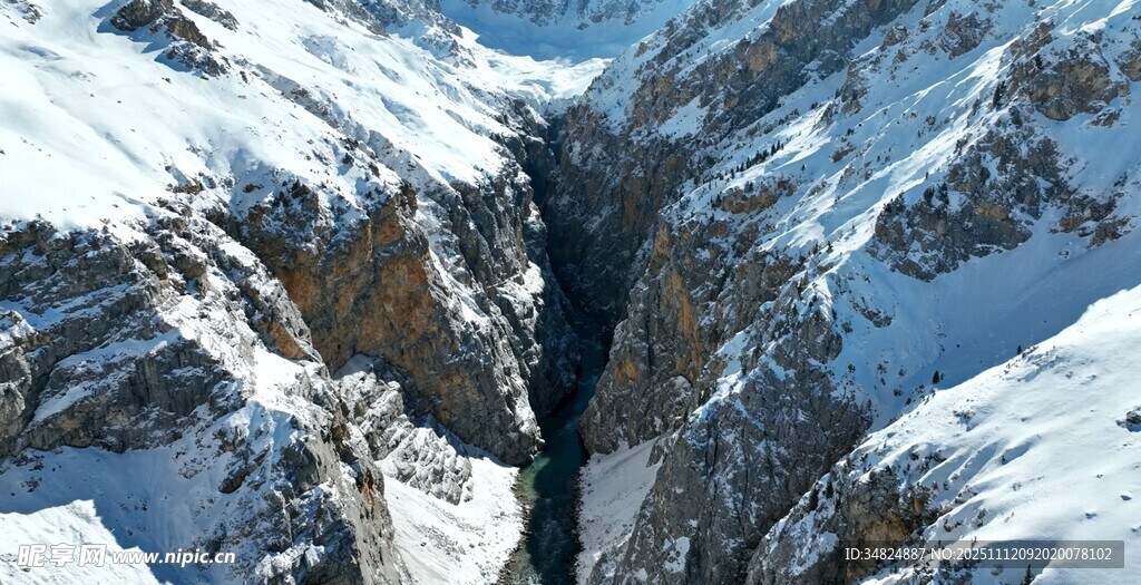 雪山峡谷壮丽风光
