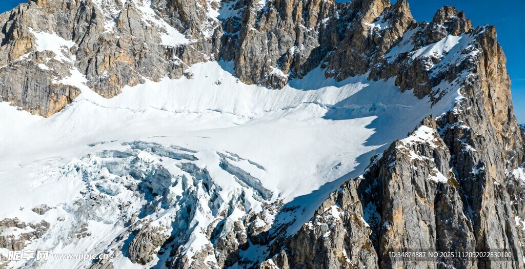 巍峨雪山壮丽景致