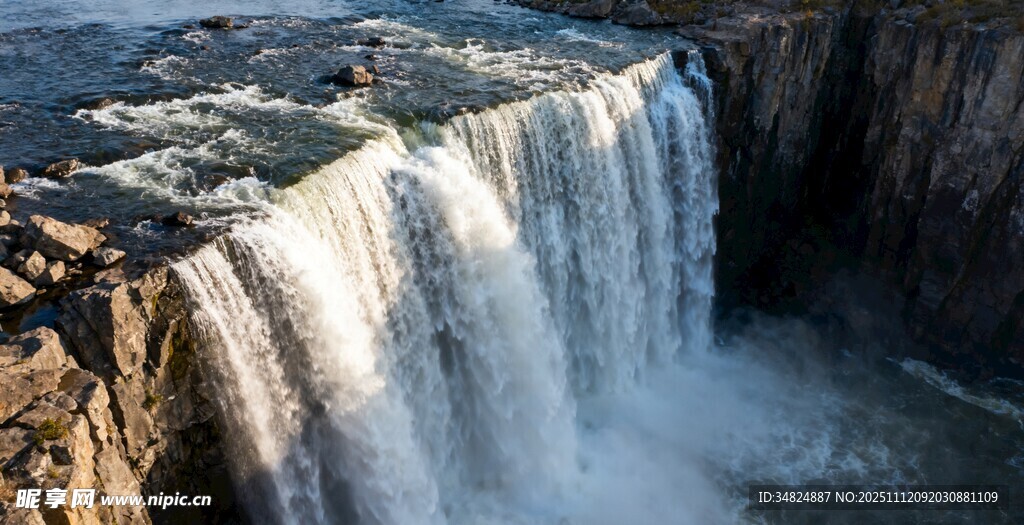 壮观瀑布倾泻而下