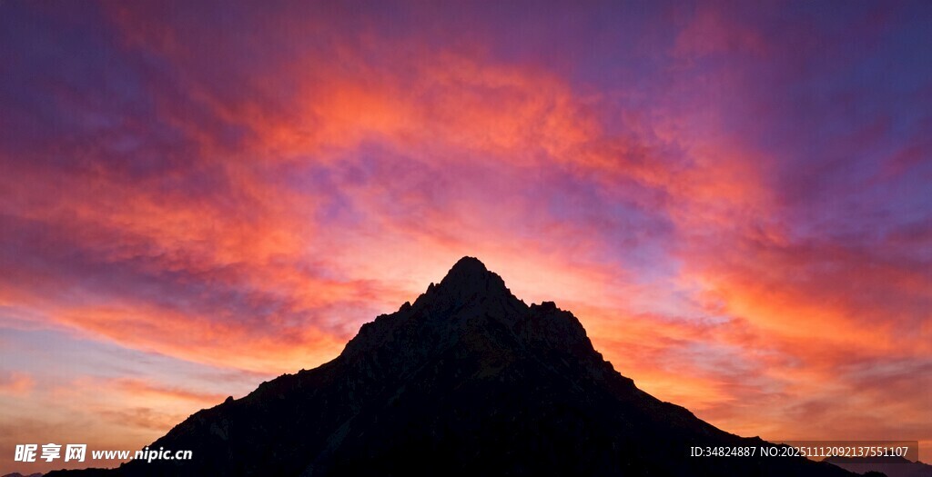 夕阳下的壮丽山峰