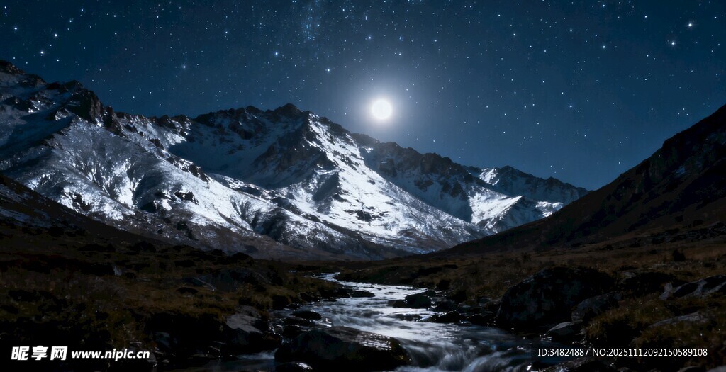雪山月夜下的静谧山谷