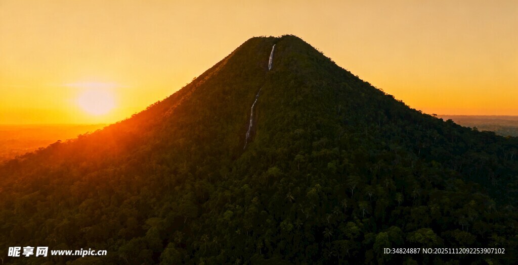 日落时分的壮丽山峰