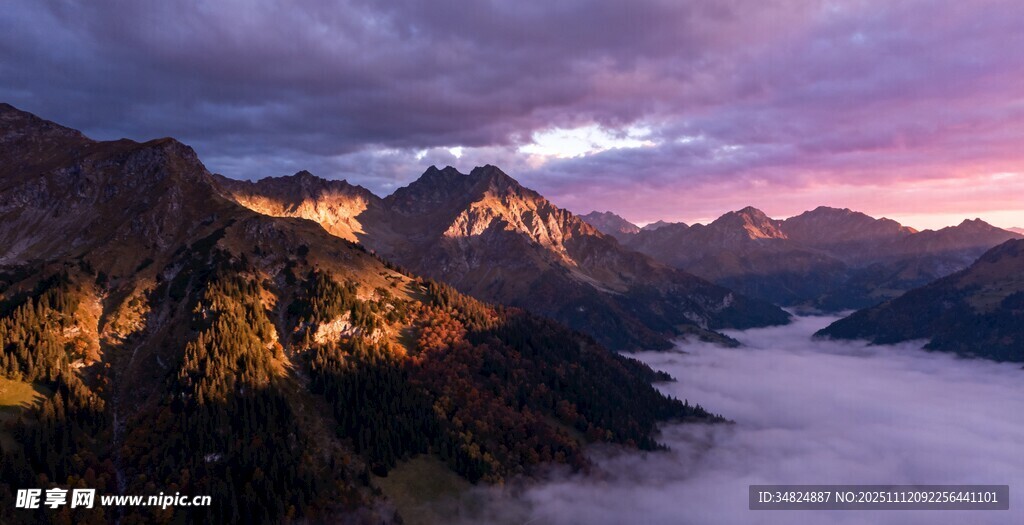 云海环绕的壮丽山峦