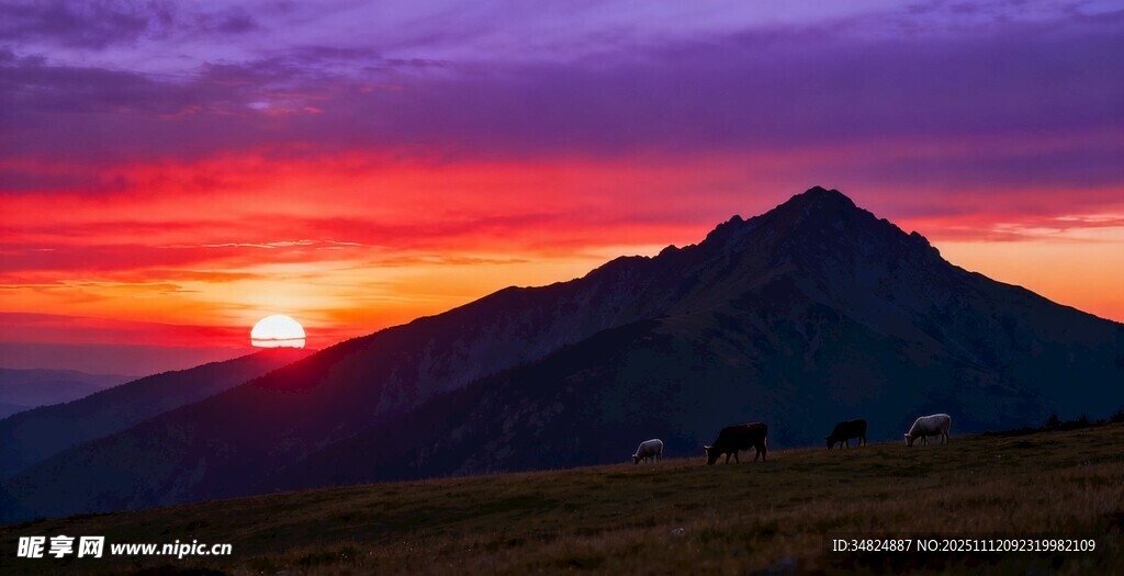 日落时分的壮丽山景