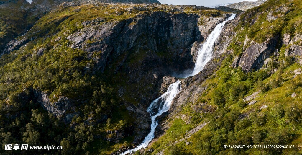 山间飞瀑绿意环绕美景