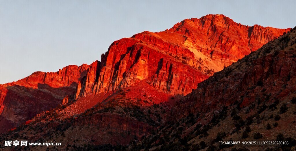 夕阳下的壮丽红色山峰