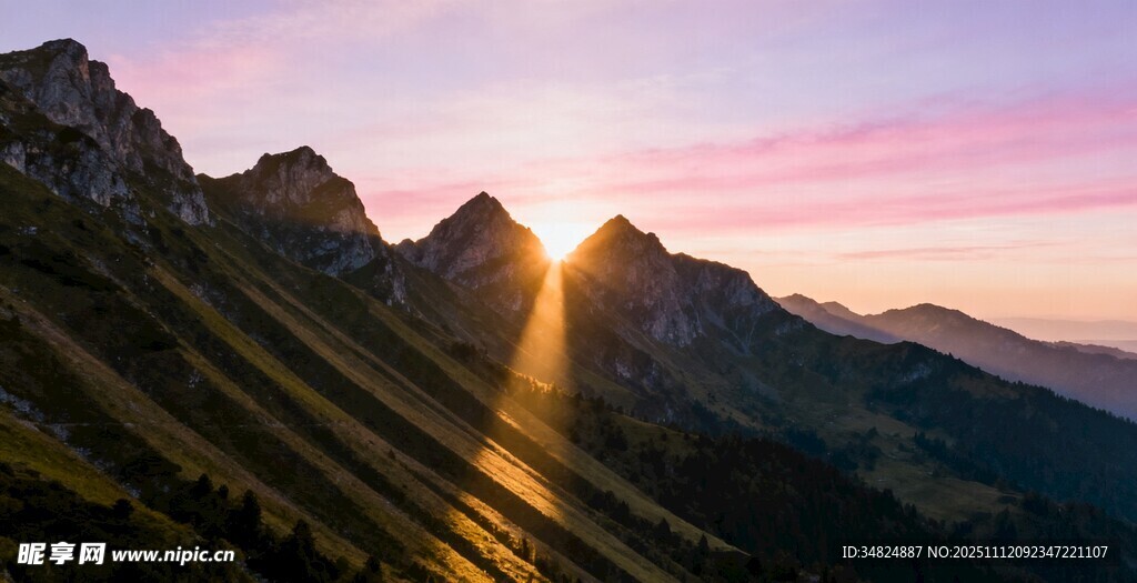 日出照耀下的壮丽山峦