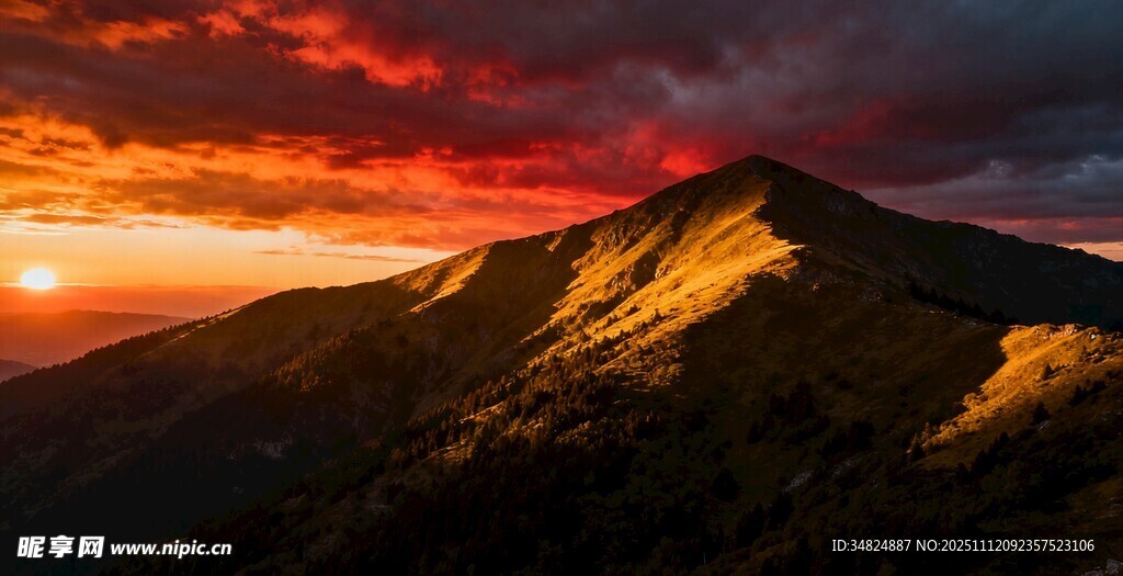 壮丽山峦上的绚烂日落