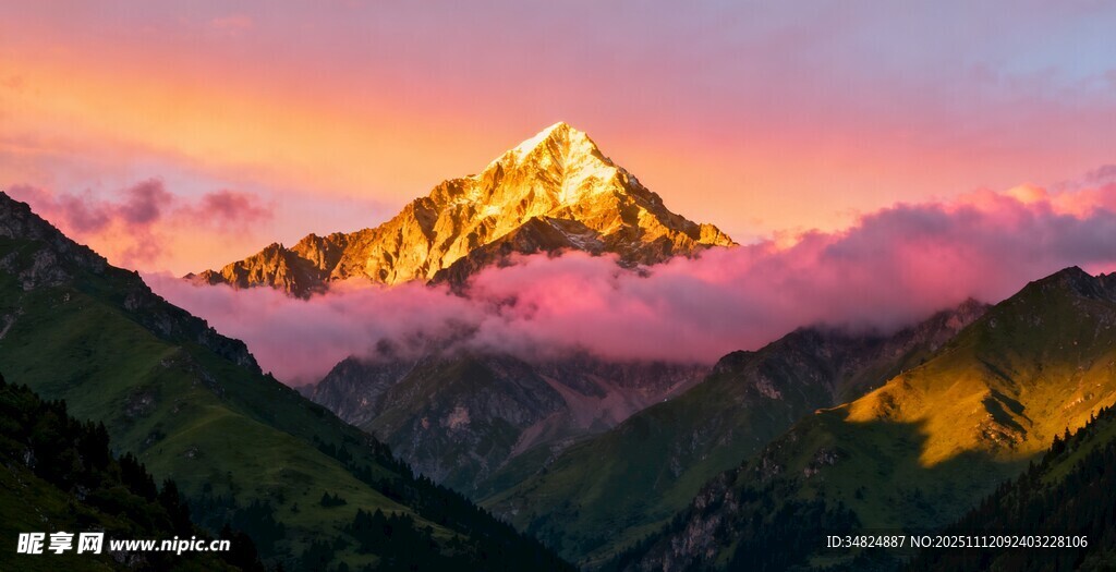 壮丽雪山映于绚烂霞光中