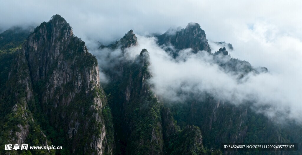云雾缭绕的壮丽山峰