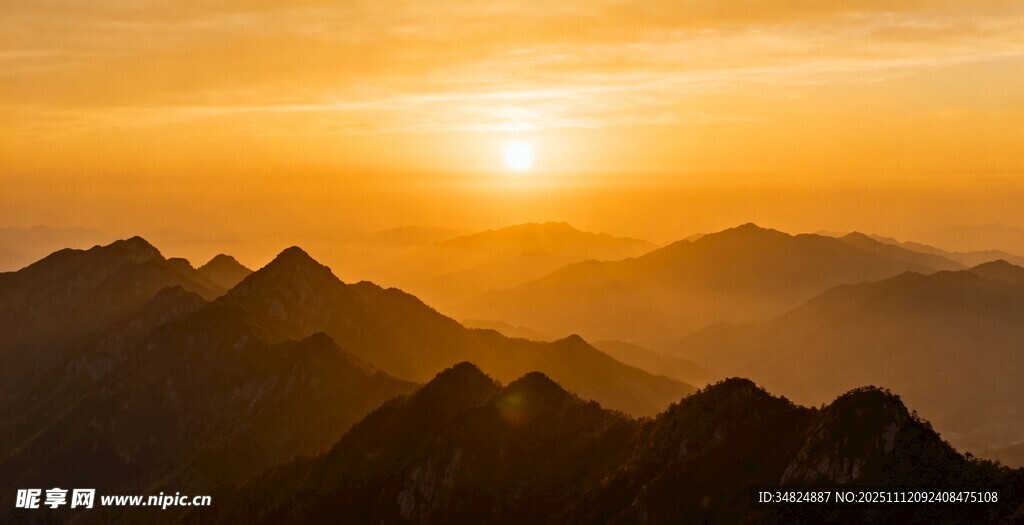 日落群山间壮丽美景